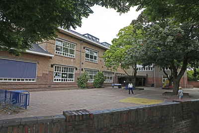 914403 Gezicht op het schoolgebouw van de Utrechtse Schoolvereniging (Frans Halsstraat 22A) te Utrecht.